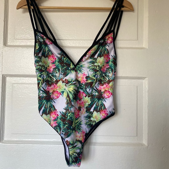 One piece swimsuit. Floral print, cool shoulder detail. ASOS Swim. Size 0. - Picture 1 of 4